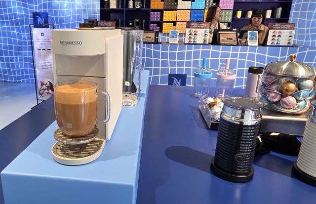 네스프레소 팝업스토어 내에 진열되어 있는 신제품 버츄오 업 제품./김경희