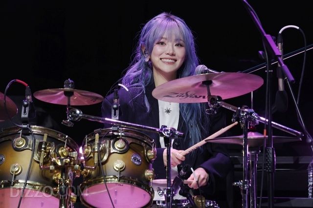 [종합] "이제는 질주할 때"…QWER, 도원결의로 연 챕터2 'CEREMONY'