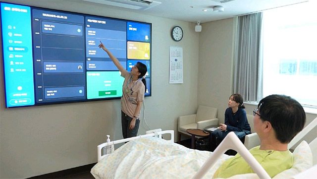 스마트병실 내 대형 화면을 활용해 간호사가 검사 일정과 환자 정보를 설명하고 있다. /이미지=삼성서울병원