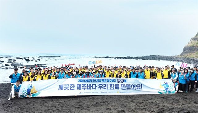 지난해 3월, 오비맥주 임직원 봉사단은 제주시 수월봉에서 해안 정화 활동을 펼쳤다./오비맥주