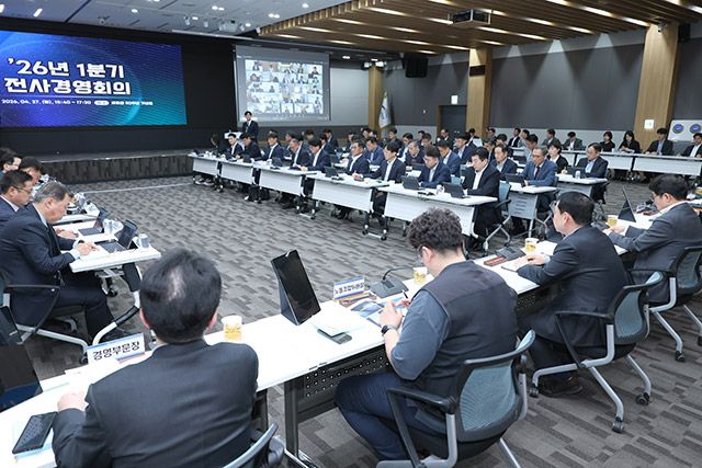 4월 27일 대전 한국수자원공사 본사에서 전사경영회의가 열린 가운데, 현장 참석 부서장들과 화상 연결을 병행하는 방식으로 회의가 진행되고 있다./한국수자원공사