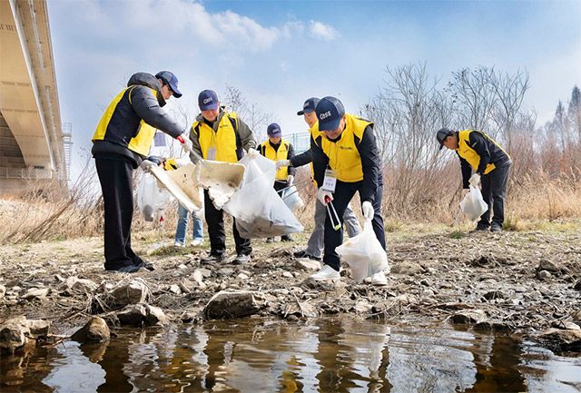 지난 3월 9일 오비맥주 광주공장 임직원 봉사단은 영산강 정화 활동을 함께 진행했다./오비맥주