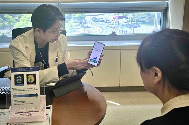 의료진이 환자에게 디지털치료기기 ‘코그테라’를 설명하고 있다 /사진=이모코그