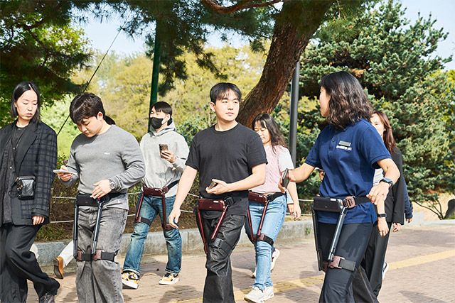 체험 프로그램에 참여한 참가자들이 ‘WIM S’를 착용하고 보행을 테스트하고 있다 /사진=위로보틱스