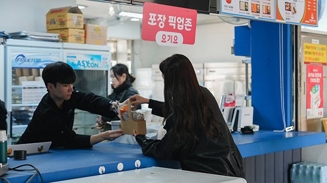 인천SSG랜더스필드에서 요기요 포장 주문을 관람객이 이용하고 있다./사진=요기요