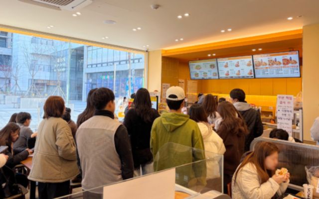 맘스터치 가맹점 ‘성수역점’ 내부 모습./맘스터치앤컴퍼니 