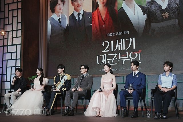 아이유·변우석, 10년 서사 완성…"설렘부터 다르다" 자신한 '21세기 대군부인' [종합]