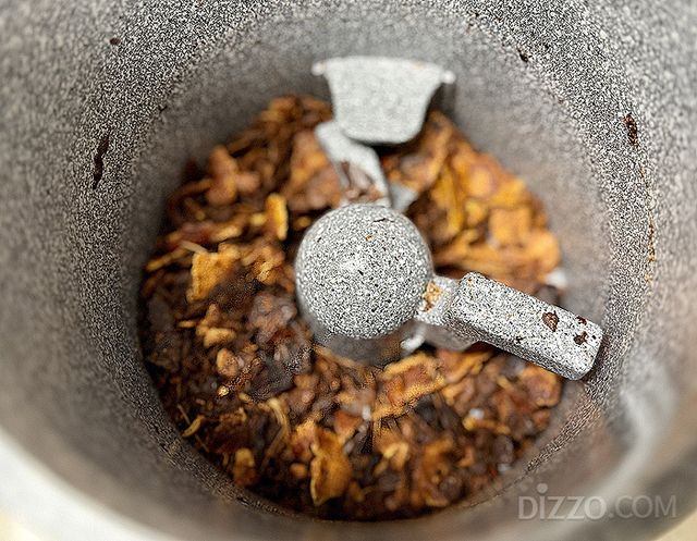 스마트카라 STONE에 과일 쓰레기를 넣자 분쇄건조되어 나온 처리물(사진=서미영)