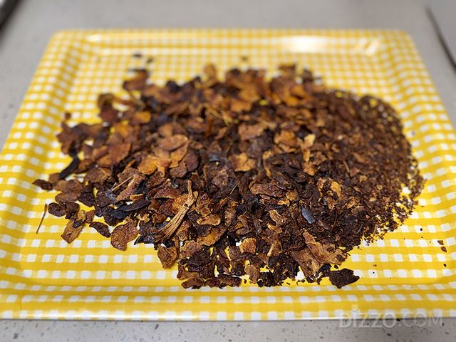 스마트카라 STONE에 과일 쓰레기를 넣자 분쇄건조되어 나온 처리물(사진=서미영)