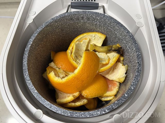 스마트카라 STONE에 넣은 과일 음식물쓰레기(사진=서미영)