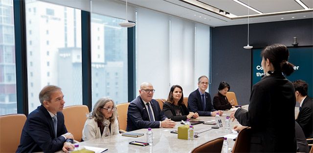 6일 서울 강남구 루닛 본사에서 프랑스 총리실 산하 투자총괄국(SGPI) 브뤼노 보넬 사무총장(왼쪽에서 세 번째) 등 사절단과 루닛 관계자들이 의료AI 협력 방안을 논의하고 있다. /사진=루닛