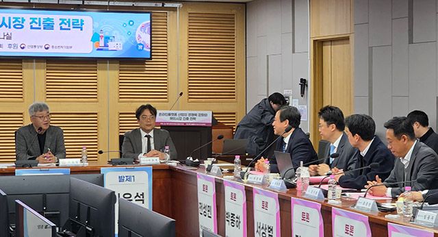 8일 국회 의원회관에서 열린 온라인플랫폼 산업의 경쟁력 강화와 해외시장 진출 전략 포럼을 개최했다./김경희