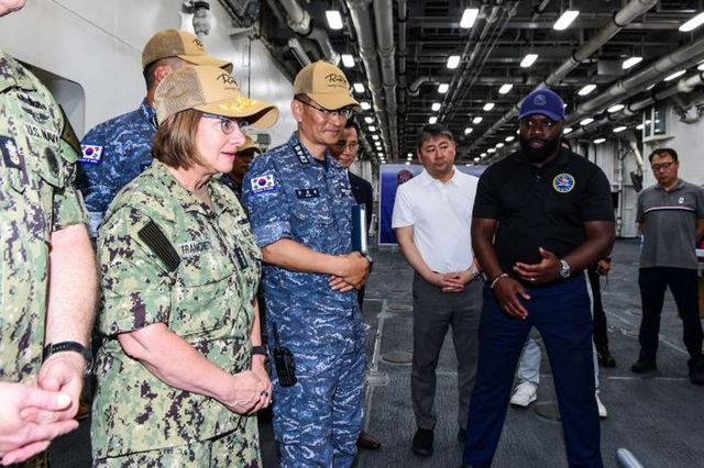 2024년 7월, 리사 프란체티 당시 미 해군참모총장이 미 해상체계사령부 관계자로부터 비궁 실사격에 대한 보고를 받고 있다. / 사진 제공=대한민국 해군