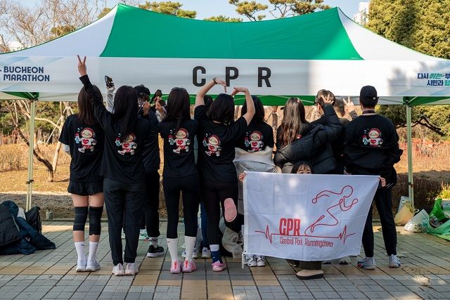 마라톤 대회에 단체로 참가한 C.P.R 크루원들이 완주 후 크루 천막 앞에서 기념 촬영을 하고 있다./사진 제공=C.P.R