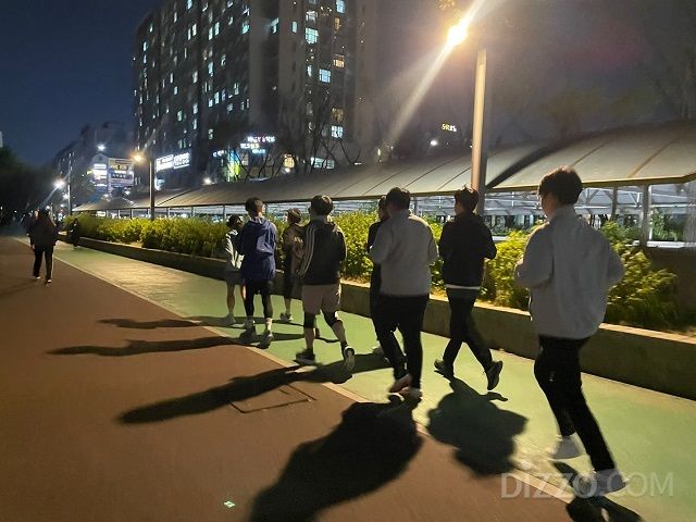 다른 러너와 보행자들에게 방해가 되지 않도록 트랙을 과하게 사용하지 않으며 러닝을 즐기는 C.P.R의 모습/염도영 기자