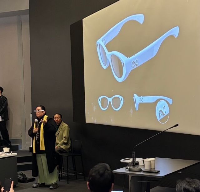 최용호 갤럭시코퍼레이션 대표가 8일 서울 여의도 IFC에서 열린 기자간담회에서 AI 안경을 소개하고 있다. / 사진=송정현 기자