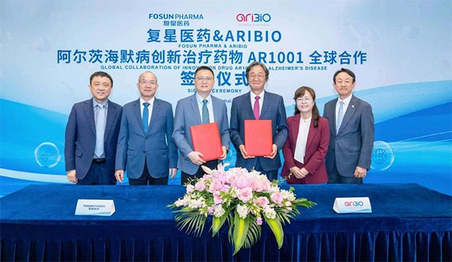 푸싱제약과 AR1001 글로벌 독점 판권 계약 체결식에 참석한 관계자들. 왼쪽 세 번째부터 첸위칭 푸싱제약 회장, 정재준 아리바이오 공동대표, 성수현 아리바이오 공동대표, 이병건 아리바이오 특별고문 /사진=아리바이오