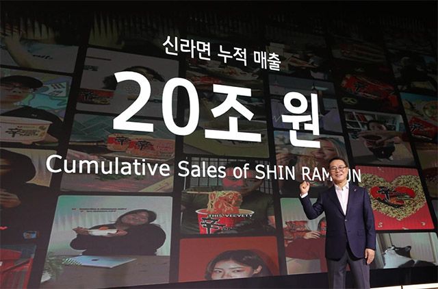 농심 조용철 대표가 13일 서울 중구 롯데호텔에서 열린 신라면 출시 40주년 기자간담회에서 신라면의 사업 현황과 향후 전략에 대해 설명하고 있다./농심