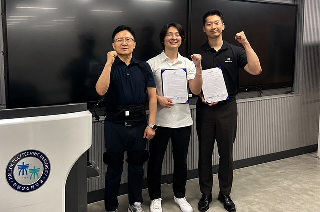 휴로틱스와 대한물리치료사협회 강원지부 관계자들이 업무협약(MOU) 체결 후 기념촬영을 하고 있다. /사진=휴로틱스