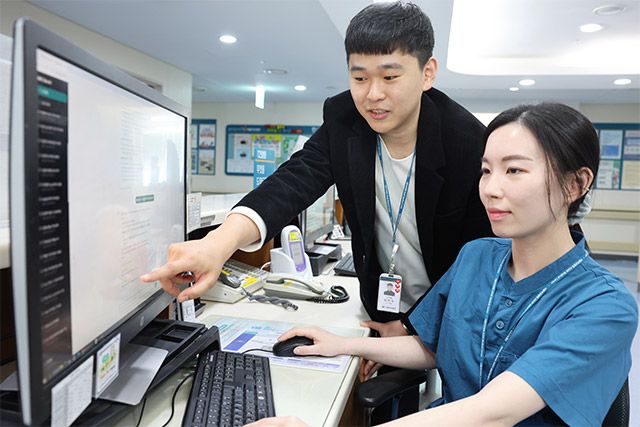 서울아산병원 IT전략팀 임언석 주임(왼쪽)이 간호교육행정팀 여건영 대리에게 프라이빗 AI 지식 검색 시스템 활용 방법을 설명하고 있다. /사진=서울아산병원