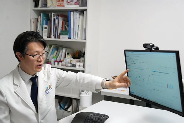이치훈 세실내과의원 대표원장이 관리 플랫폼을 기반으로 환자 데이터를 설명하고 있다. /사진=세실내과의원