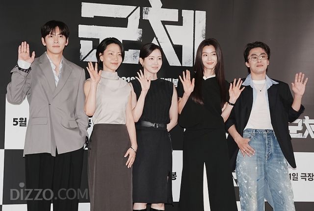 영화 '군체' 언론시사회에 참석한 배우 지창욱,김신록,신현빈,전지현,구교환(왼쪽부터) / 사진 : 디지틀조선일보DB