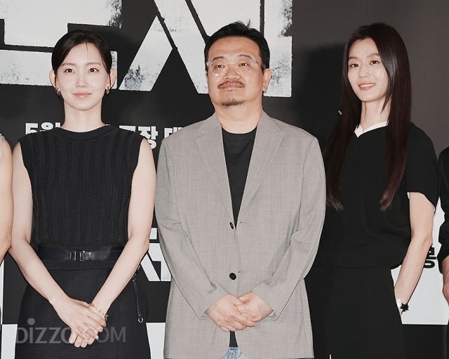 영화 '군체' 언론시사회에 참석한 신현빈,연상호감독,전지현(왼쪽부터)/ 사진 : 디지틀조선일보DB