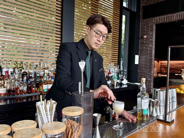 JW 메리어트 서울 모보 바(MOBO Bar) 전인성 헤드 바텐더가 칵테일 클래스를 진행하고 있다.(사진=서미영 기자)