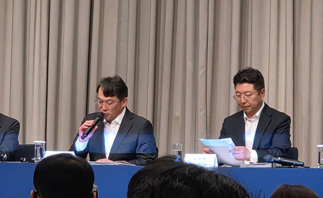 신세계그룹 임직원들이 26일 서울 강남구 조선팰리스에서 열린 스타벅스 ‘탱크데이’ 사태 관련 대국민 사과 기자회견에서 진상조사 결과를 발표하고 있다./김경희
