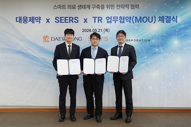 (왼쪽부터) 김병수 티알 대표, 이창재 대웅제약 대표, 이영신 씨어스 대표가 ‘디지털 헬스케어 솔루션 확산을 위한 업무협약(MOU)’ 체결 후 기념촬영을 하고 있다. /대웅제약 제공