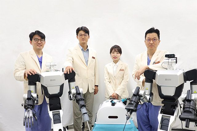 AI 기반 수술로봇 개발 및 실증 플랫폼 구축 사업에 참여하는 삼성서울병원 연구진. 오른쪽부터 정용기 이비인후과 교수, 배주영 성형외과 교수, 정규환 지능형의료로봇연구센터 교수, 오남기 이식외과 교수. /사진=삼성서울병원