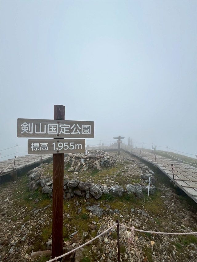 해발 1,955m 정상. 맑은 시야를 기대하기 어려운 만큼, 운무 속 풍경도 쓰루기산만의 매력으로 받아들이는 여유가 필요하다. /도쿠시와현 관광협회 제공