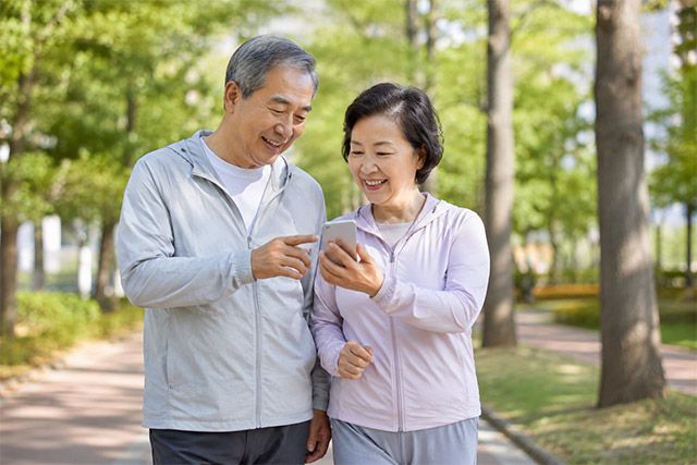 액티브 시니어 세대의 건강관리 앱 이용을 형상화한 이미지. /ChatGPT 생성·넛지헬스케어 제공