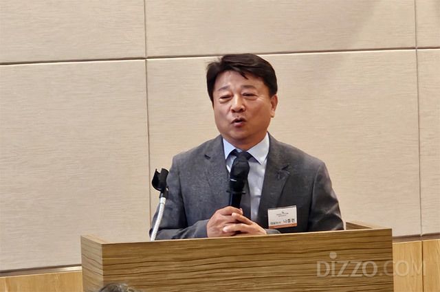 나종천 강스템바이오텍 대표가 10일 기업설명회에서 향후 사업 전략을 설명하고 있다.