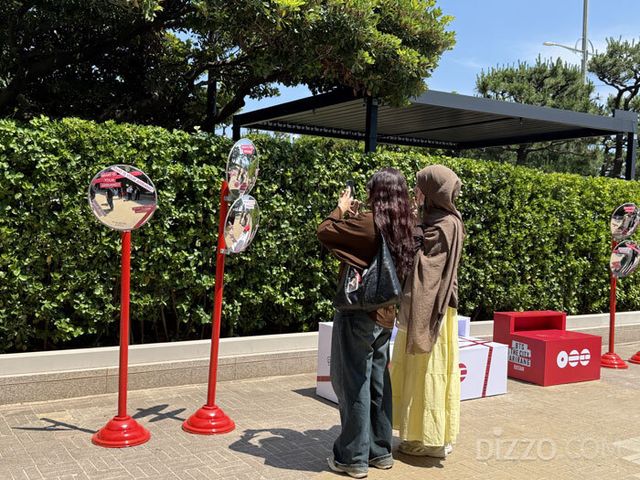 호텔 곳곳에 설치된 포토존에서 사진을 찍고 있는 외국인 관람객/서미영 기자