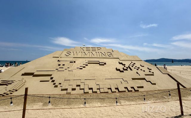 신곡 'SWIM'을 모티브로 한 대형 모래조각/서미영 기자