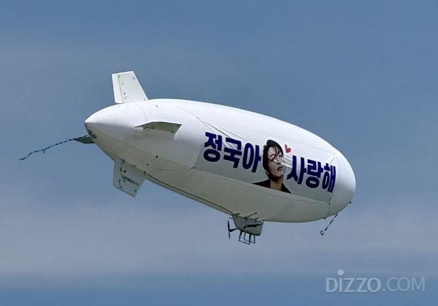 부산 출신 멤버 정국을 응원하는 비행선/서미영 기자