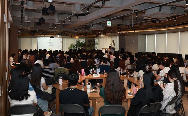 스타벅스 코리아 임직원들이 역사 인식 및 사회적 감수성 교육을 받고 있다./신세계그룹 제공