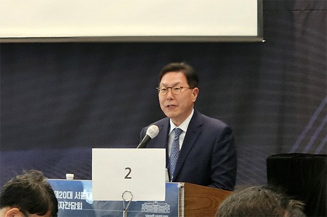 백남종 서울대병원장이 지난 15일 열린 취임 기자간담회에서 병원 운영 계획을 발표하고 있다. /김정아 기자