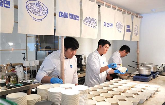 면사랑 연구소 직원들이 라이브키친에서 대표 여름면 메뉴를 만들고 있다./면사랑 제공