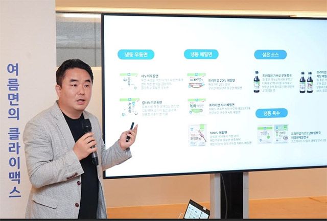 강근석 연구소장이 면사랑의 여름면 라인업에 대해 설명하고 있다./면사랑 제공