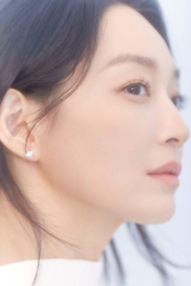 영화 '눈동자'에서 서인과 서진 역을 맡은 배우 신민아 / AM엔터테인먼트 제공