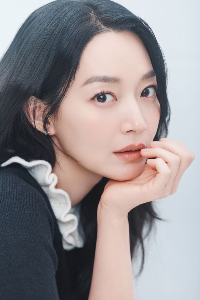 영화 '눈동자'에서 서인과 서진 역을 맡은 배우 신민아 / AM엔터테인먼트 제공