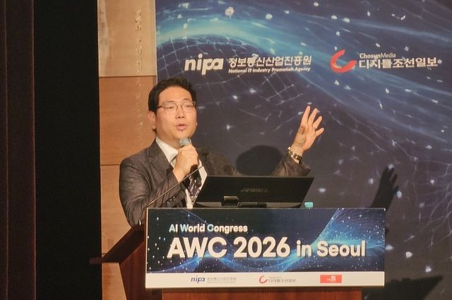 이대욱 GE헬스케어코리아 최고 전략 마케팅 총괄 상무가 24일 서울 상암 누리꿈스퀘어 국제회의장에서 열린 'AWC 2026 in Seoul' 세션 II에서 '진단하는 AI에서 행동하는 AI로: 스마트병원의 다음 10년'을 주제로 발표하고 있다. /김정아 기자