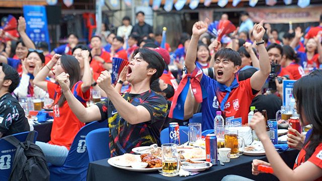 지난 25일 서울 중구 달맞이광장바베큐 을지로 본점에서 열린 카스 뷰잉펍에서 관람객들이 대한민국 축구대표팀 경기를 함께 관람하고 있다./이채석 PD
