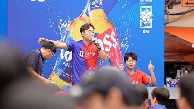 축구 크리에이터 김진짜가 카스 뷰잉펍에서 경기 상황을 중계하고 있다./이채석 PD