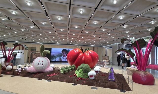 팝업 매장 입구에 젠틀몬스터 ‘베지 컬렉션’ 브로콜리 형태 오브제가 진열돼 있다./김경희 기자