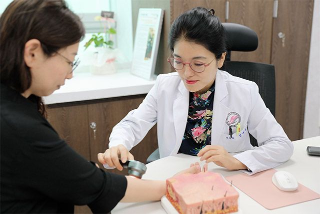 김혜원 한림대학교강남성심병원 피부과 교수(난치성가려움증센터장)가 가려움증 환자를 진료하고 있다. /한림대학교강남성심병원 제공