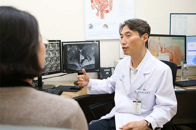서울아산병원 대장항문외과 윤용식 교수가 크론병 치루 환자를 진료하고 있다. /서울아산병원 제공