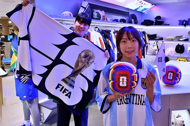롯데백화점 본점 7층 스포츠 매장에서 모델들이 2026 FIFA 북중미 월드컵 공식 굿즈를 홍보하고 있다./롯데백화점 제공